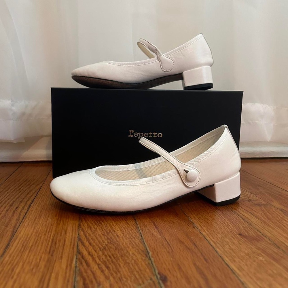 Adorable 60s style white leather Repetto heeled ballet flats / mary janes!